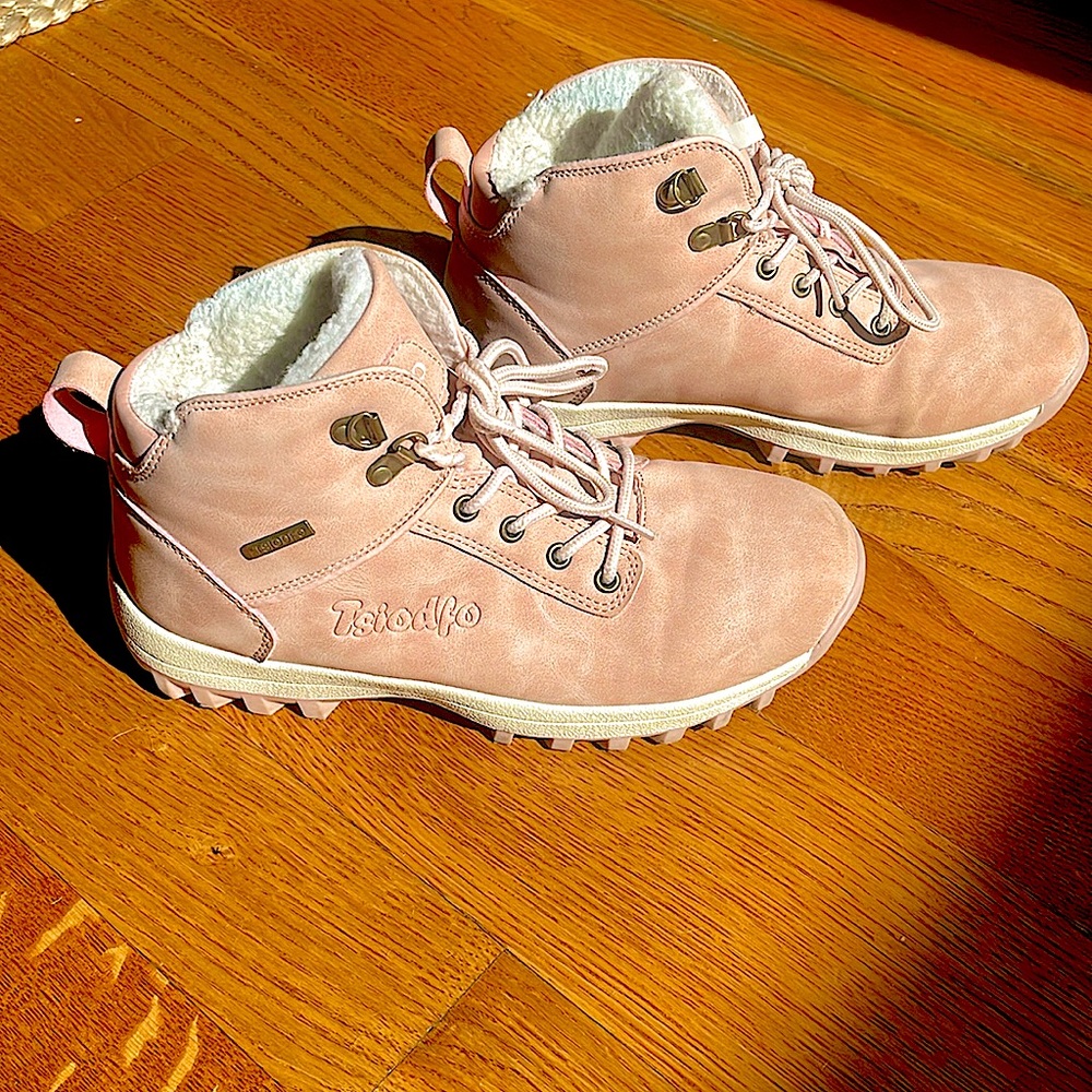TSIODFO Pink ankle hiking boot. Sherpa lined. All weather.